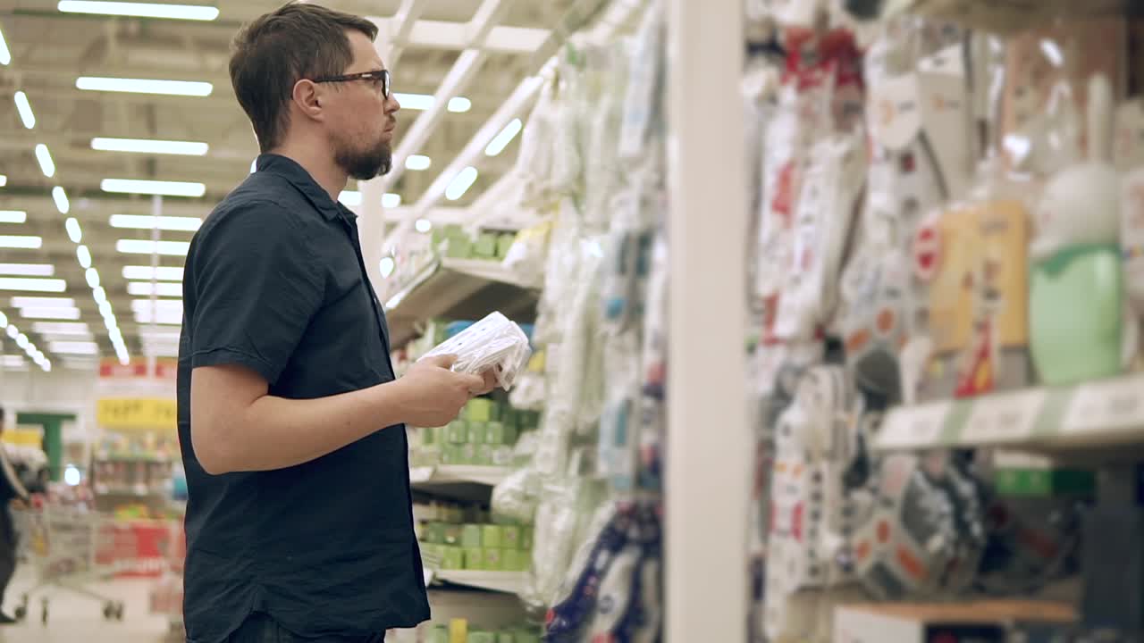 hombre comprando suministros eléctricos en una tienda de comestibles