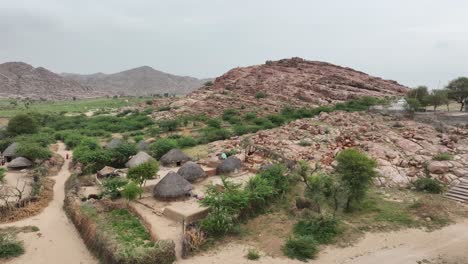 Ariels-Blick-Auf-Nagarparkar-Zeigt-Wunderschöne-Berge-Und-Ein-Dorf-In-Pakistan