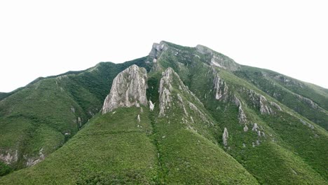 Cerro-De-La-Silla-Bewölkter-Nachmittag-Monterrey-Nuevo-Leon-Mexiko-Sommerflug-Drohne