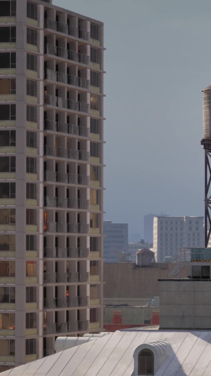 Horizonte urbano con edificios altos y una torre del reloj, visto desde una estructura cercana