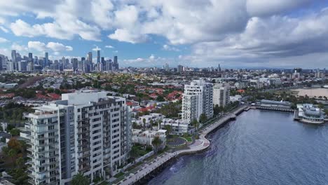 Vivir-Frente-A-La-Playa-En-Port-Melbourne-Con-La-Ciudad-Como-Telón-De-Fondo