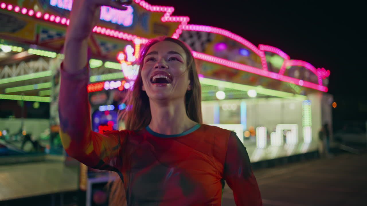 Primo piano di adolescente gioiosa che registra un video con il cellulare. Ragazza che trasmette in streaming dallo smartphone.