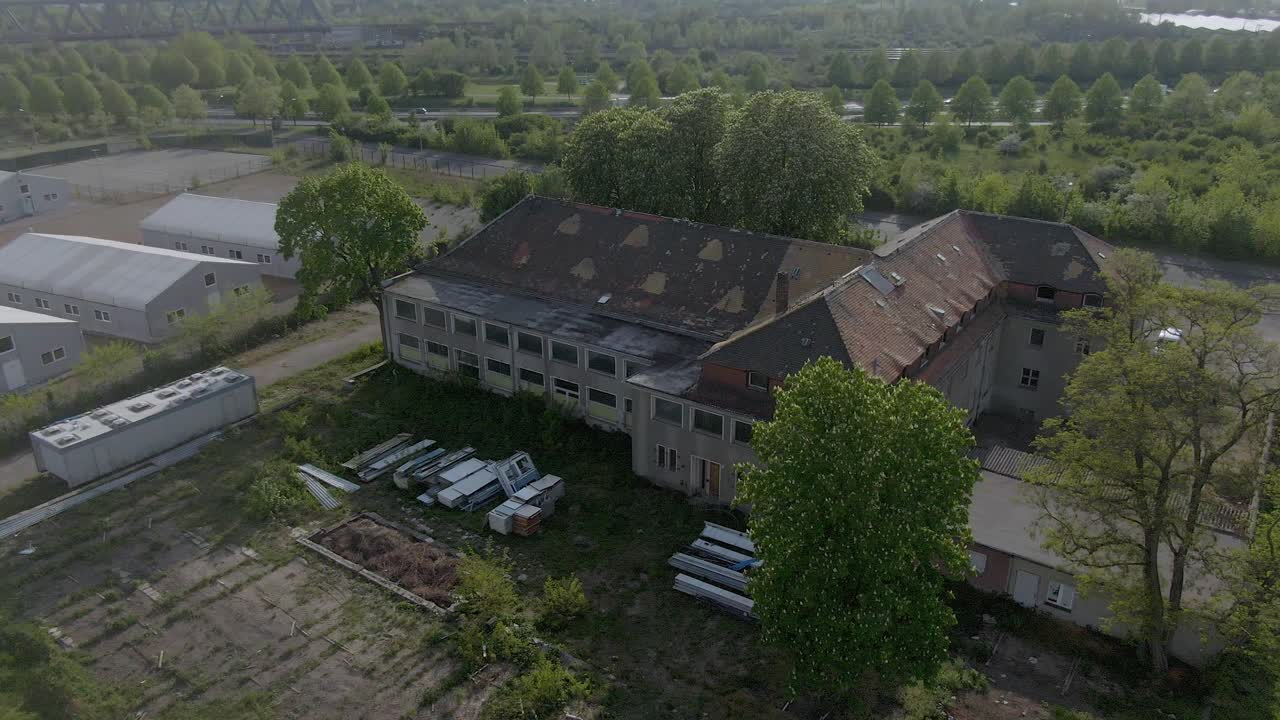 버려진 건물의 드론 샷