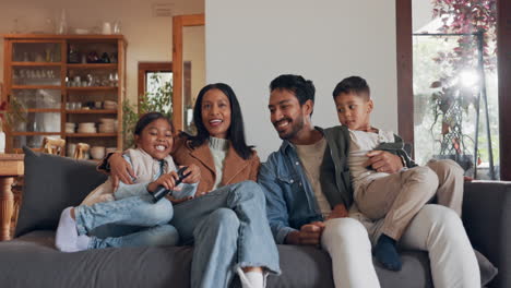 Feliz,-Familia-En-Un-Sofá-O-Viendo-La-Televisión.