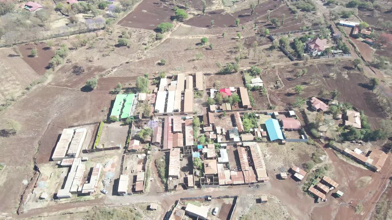 Veduta aerea con drone su piccoli edifici in Africa, Kenya, Loitokitok