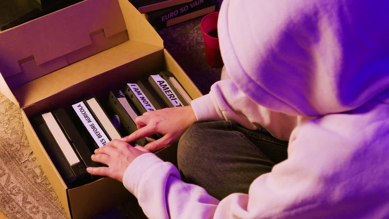 바닥에 있는 인식할 수 있는 여성의 위쪽 시각