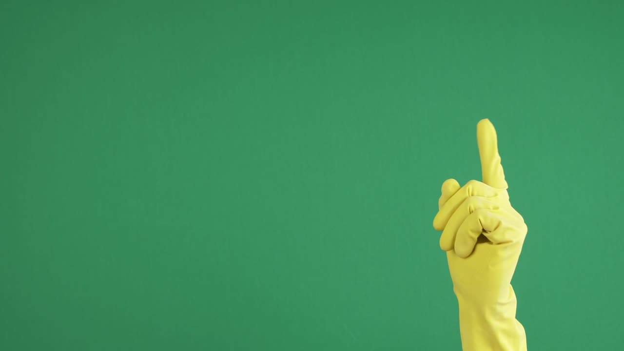 보호용 고무 장갑을 쓴 여성 손을 흔들고, 녹색 크로마 키 배경에 손가락을 흔들며 거부합니다. 징계의 표시, 주장, 동의하지 않습니다, 금지, 금지합니다.