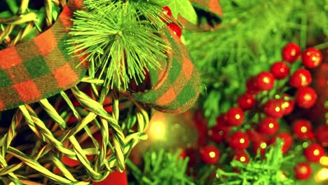 Nahaufnahme-Der-Weihnachtsbeleuchtung-Und-Des-Roten-Weihnachtsschmucks-Auf-Einem-Weihnachtsbaum