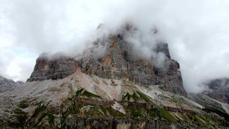 Luftaufnahmen-Der-Italienischen-Dolomitengipfel-An-Einem-Nebligen-Und-Bewölkten-Tag