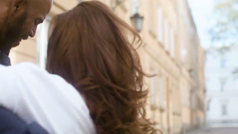 cerca de una pareja interracial bailando bachata en la calle del casco antiguo