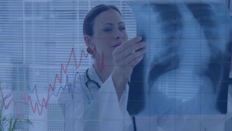 animación del procesamiento de datos financieros sobre una doctora caucásica que mira las radiografías
