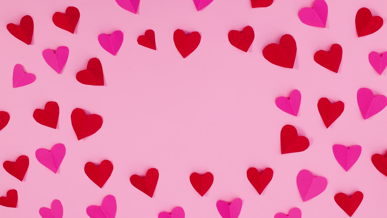 Cuori rossi e rosa di San Valentino si muovono e lasciano spazio vuoto per il testo. Stop motion