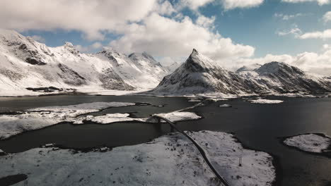 Vista-Aérea-Del-Puente-Fredvang-En-El-Condado-De-Nordland,-Noruega-Durante-La-Temporada-De-Invierno