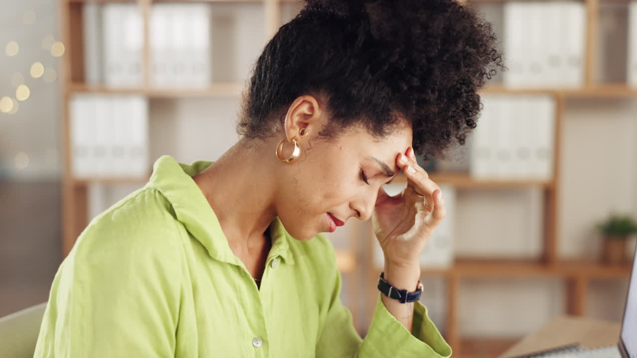 Stress, mal di testa e donna al computer di notte