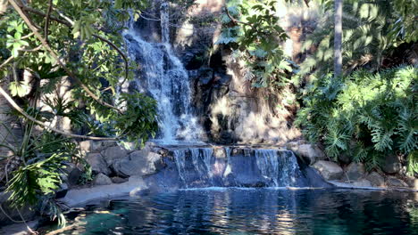 Cámara-Lenta-De-Una-Impresionante-Cascada-Que-Desemboca-En-Un-Estanque-Verde-Y-Pacífico,-Toowoomba-Queensland