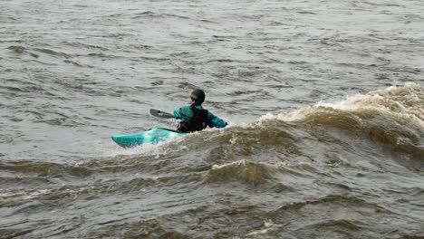 Hochwassersaison-Auf-Dem-Ottawa-River-Und-Ein-Kajakfahrer-Fährt-Durch-Einen-Gefährlichen,-Reißenden-Bereich-Des-Flusses,-Der-Wellen-Erzeugt-Hat