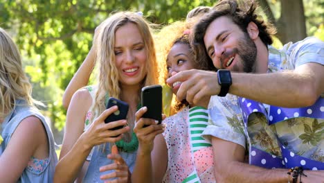 Hipster-Freunde-Schauen-Auf-Ihr-Mobiltelefon-Und-Ihren-Tablet-Computer
