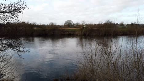 Ross-On-Wye,-Por-El-Río-A-Principios-De-La-Primavera,-Con-Tractor-Arando