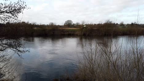ross on wye, por el río a principios de la primavera, con tractor arando