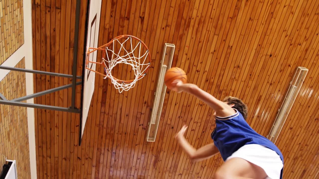 niños de secundaria jugando al baloncesto
