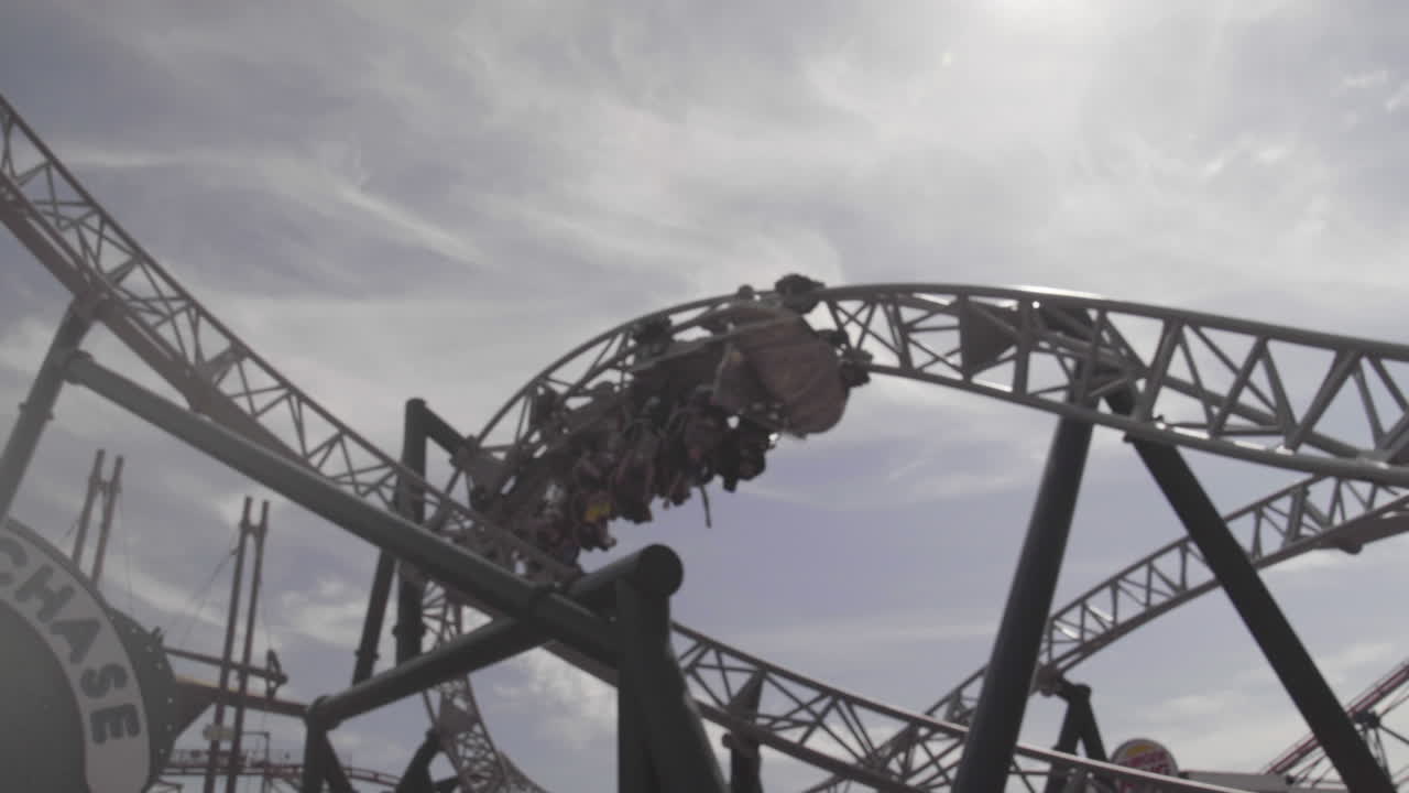 Ottovolante in 4K con spirale a 360 gradi in un parco a tema del Regno Unito.