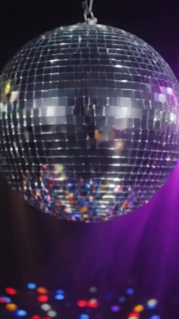 En fantastisk lysrefleksion: Denne diskokugle glitrer under farverige scenelys og skaber en fortryllende atmosfære, perfekt til dansegulve og fester