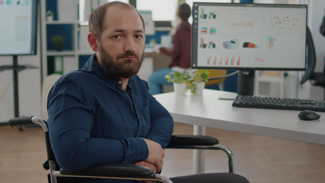 triste empresário imobilizado olhando para a câmera chateado