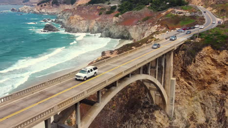 Drohnenaufnahmen-Von-Big-Sur-Und-Rocky-Creek-Bridge-In-Kalifornien