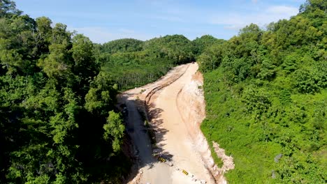 antena delantera de la futura carretera a través del bosque montañoso en indonesia