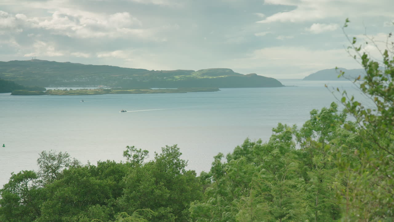 hermosa toma en un día ventoso mirando a través del sonido de mull a tobermory, escocia