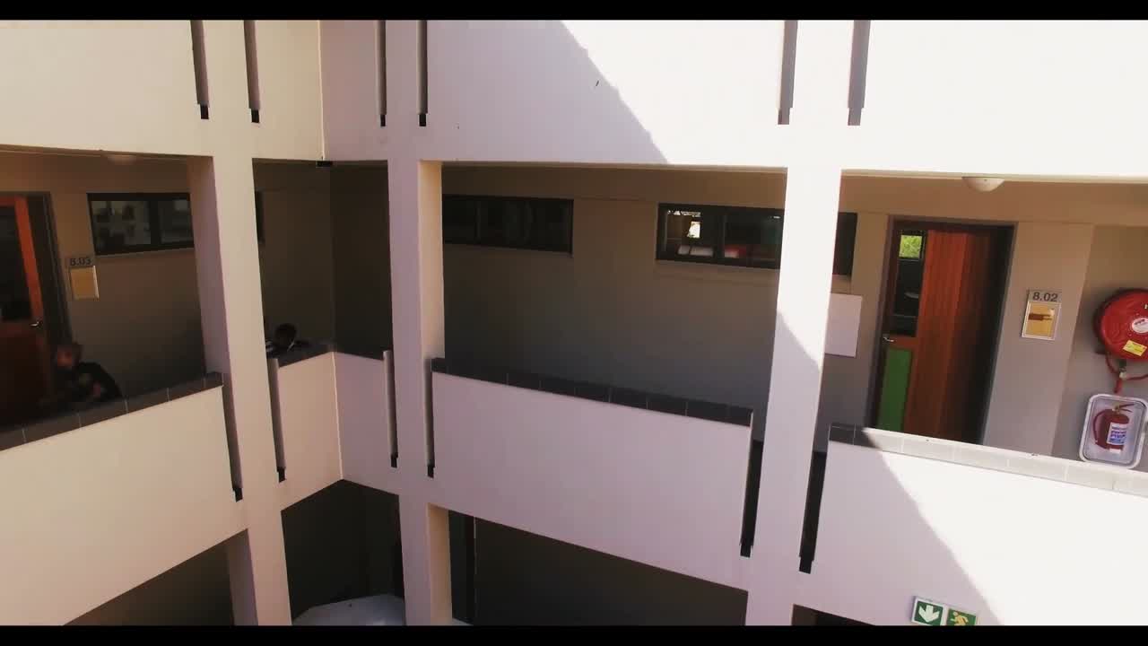 bambini a scuola che camminano nel corridoio della scuola