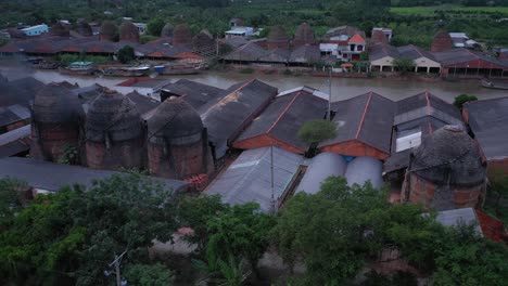 Vista-Aérea-De-Hornos-De-Ladrillos-Y-Canal-En-Vinh-Long-En-El-Delta-Del-Mekong,-Vietnam