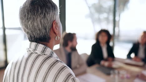 Reunión,-Pregunta-Y-Mujer-Con-Gente-De-Negocios