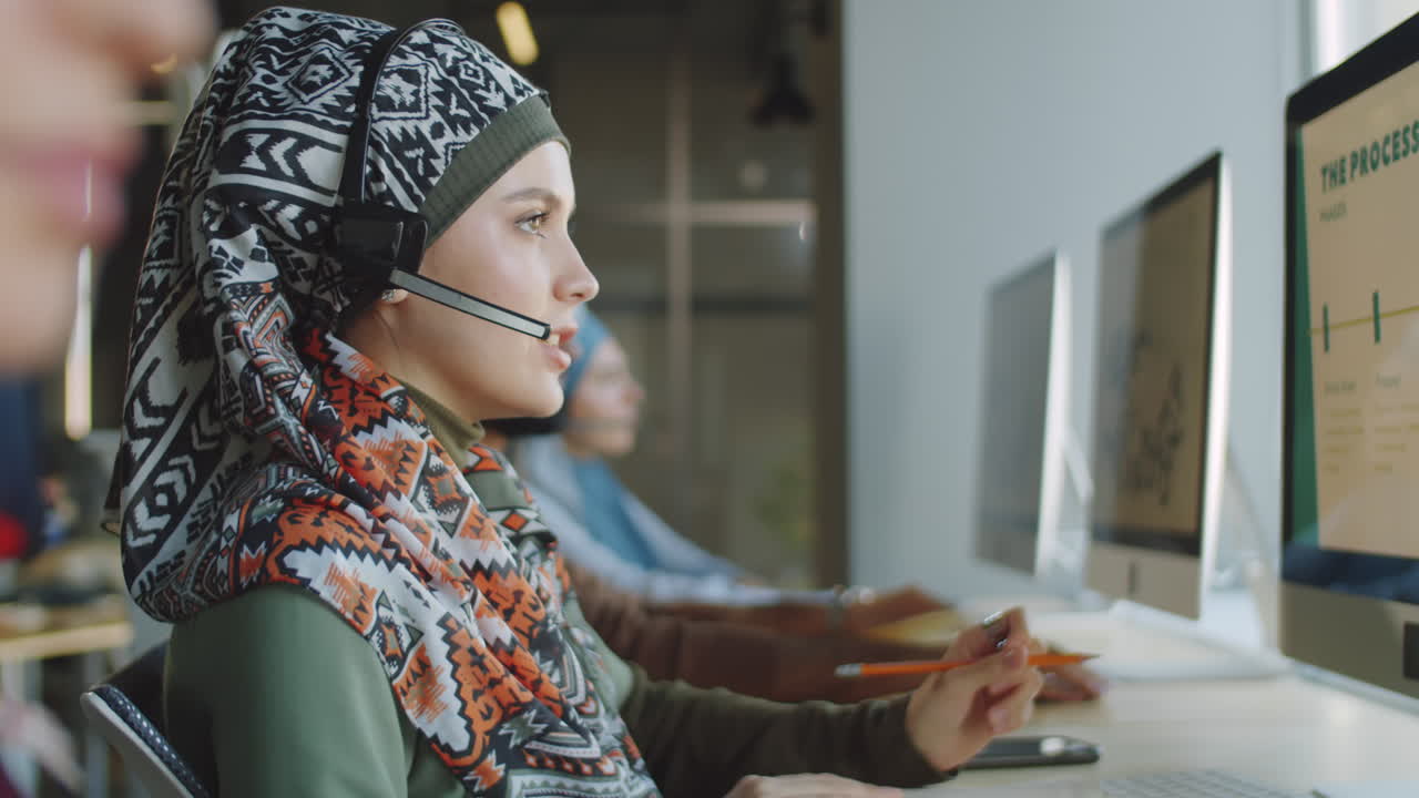 Agen Pusat Panggilan Wanita Berhijab Berbicara Melalui Headset