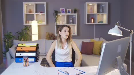 Una-Ambiciosa-Mujer-De-Negocios-No-Se-Da-Por-Vencida-Y-Trabaja-En-Su-Oficina-Central.