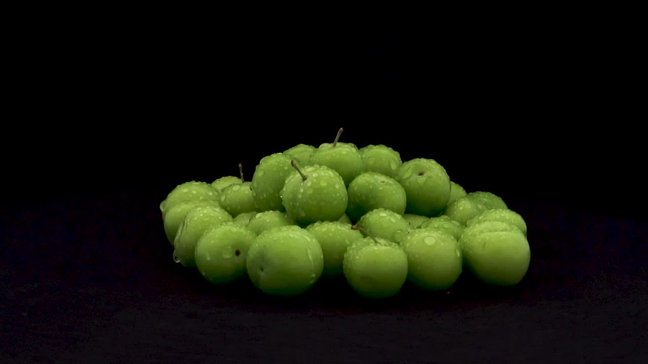 ciruela 360 de giro alrededor de sí mismos en un fondo negro y el suelo