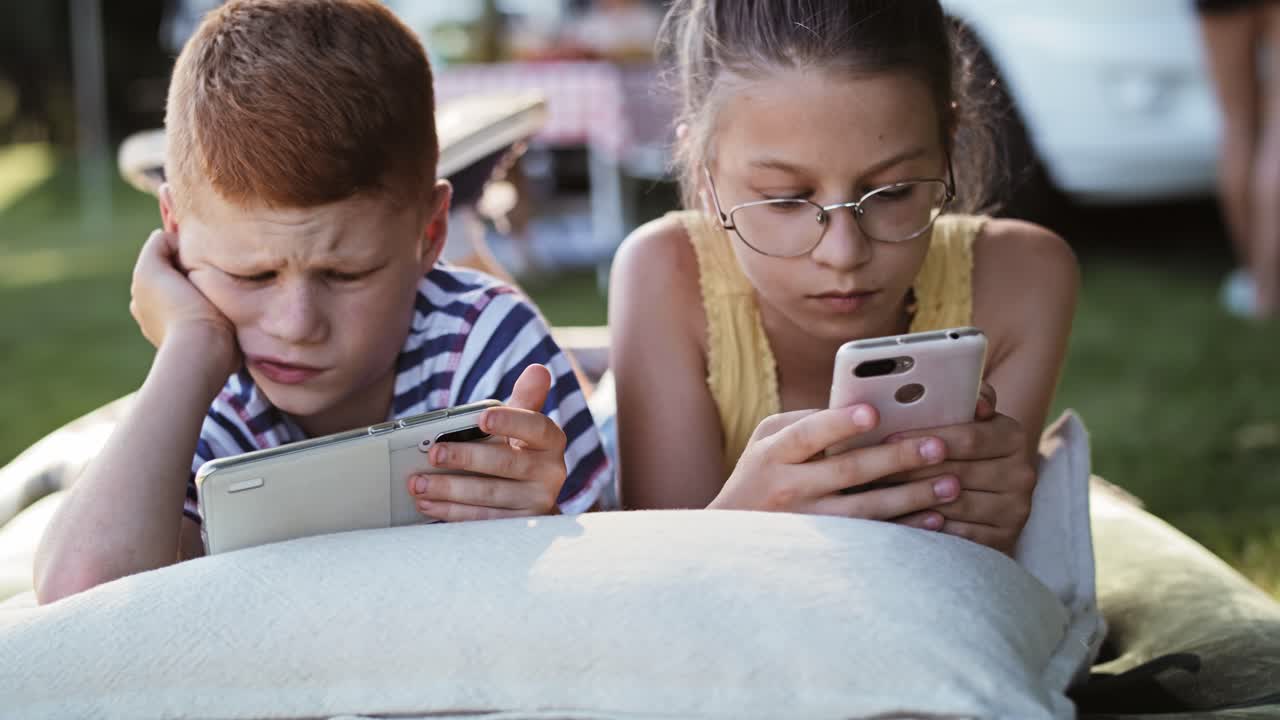 캠핑 휴가 중 휴대폰을 가진 어린이들의 비디오