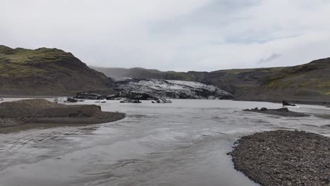 Toma-De-Drones-Del-Glaciar,-El-Lago-Glacial-Y-El-Desbordamiento-Del-Río-En-El-Paisaje-De-Islandia