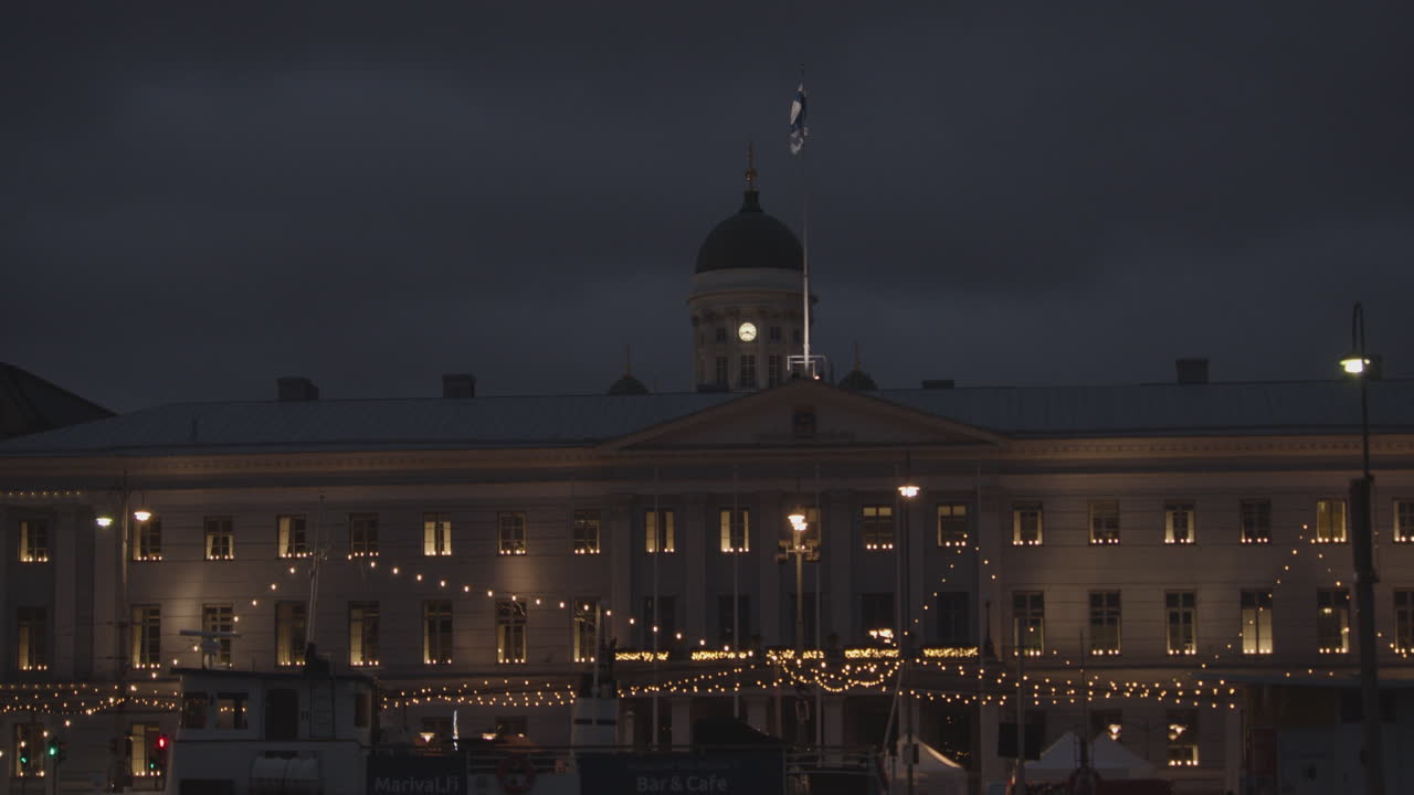 헬싱키 대성당과 핀란드 깃발을 흔들며. 핀란드 랜드마크