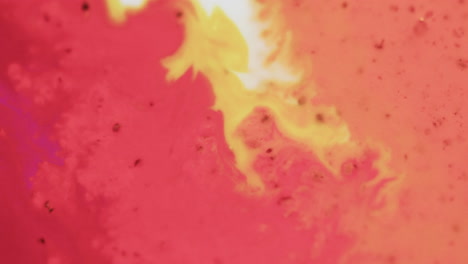 video de primer plano de tinta roja y amarilla en el agua con espacio para copiar