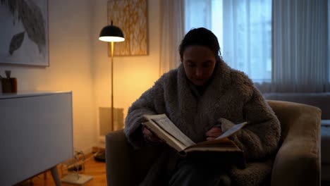 mujer leyendo en una acogedora luz de la noche