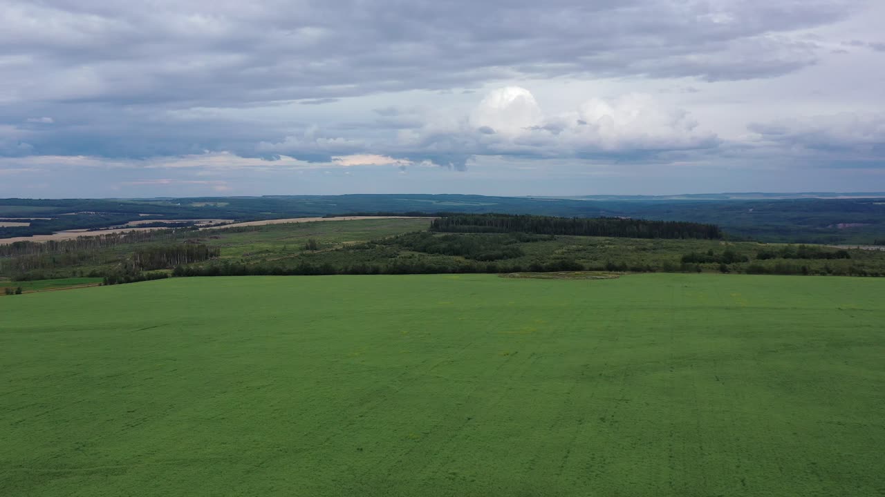 vista aérea de un campo verde en el norte de la columbia británica