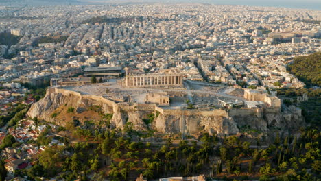 Vista-Escénica-Del-Amanecer-De-La-Icónica-Acrópolis-De-Atenas-En-Grecia-Con-El-Paisaje-Urbano-De-Fondo