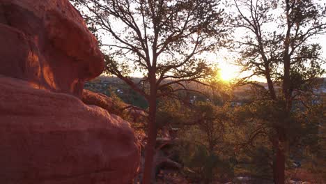 Atardecer-Pan-Al-Acantilado-De-Arenisca-Roja-En-El-Jardín-De-Los-Dioses,-Co