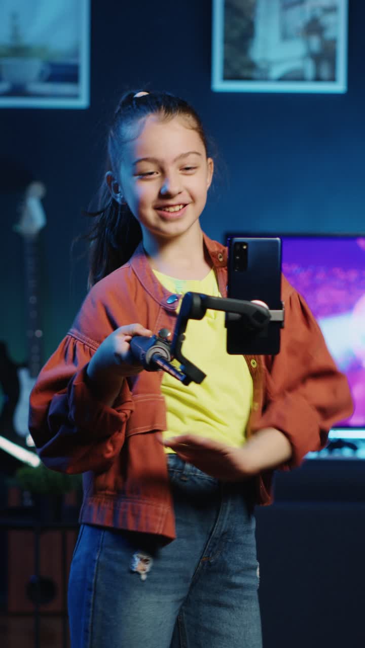 Video verticale: bambino energico che balla e canta, usando tecniche di ripresa professionali per intrattenere i follower