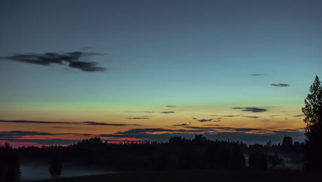 Goldener-Bunter-Sonnenuntergangshimmel-über-Ländlicher-Landschaft,-Fusionszeitraffer