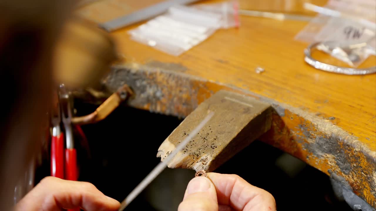 orfebre preparando el anillo 4k