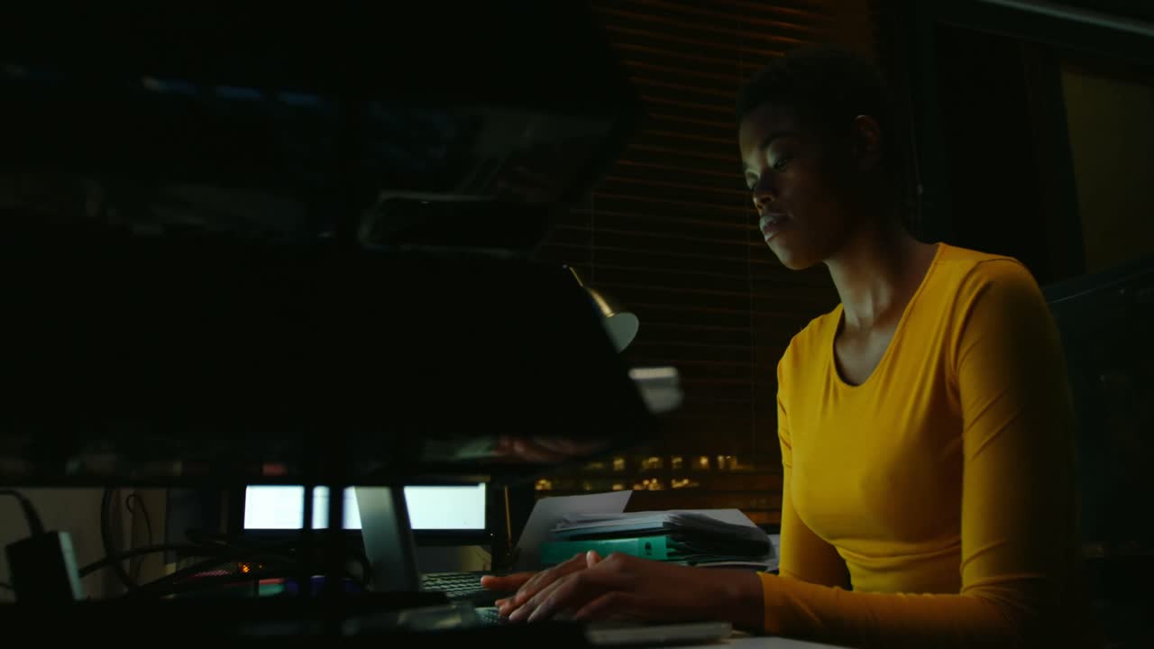 mujer ejecutiva usando portátil 4k