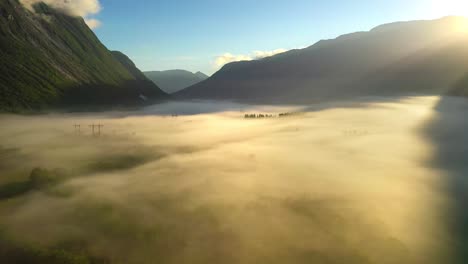 Morgennebel-über-Dem-Tal-Zwischen-Den-Bergen-Im-Sonnenlicht.-Nebel-Und-Wunderschöne-Natur-Norwegischer-Luftaufnahmen.