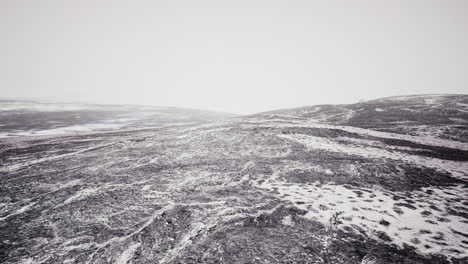 paisaje montañoso cubierto de nieve y hielo